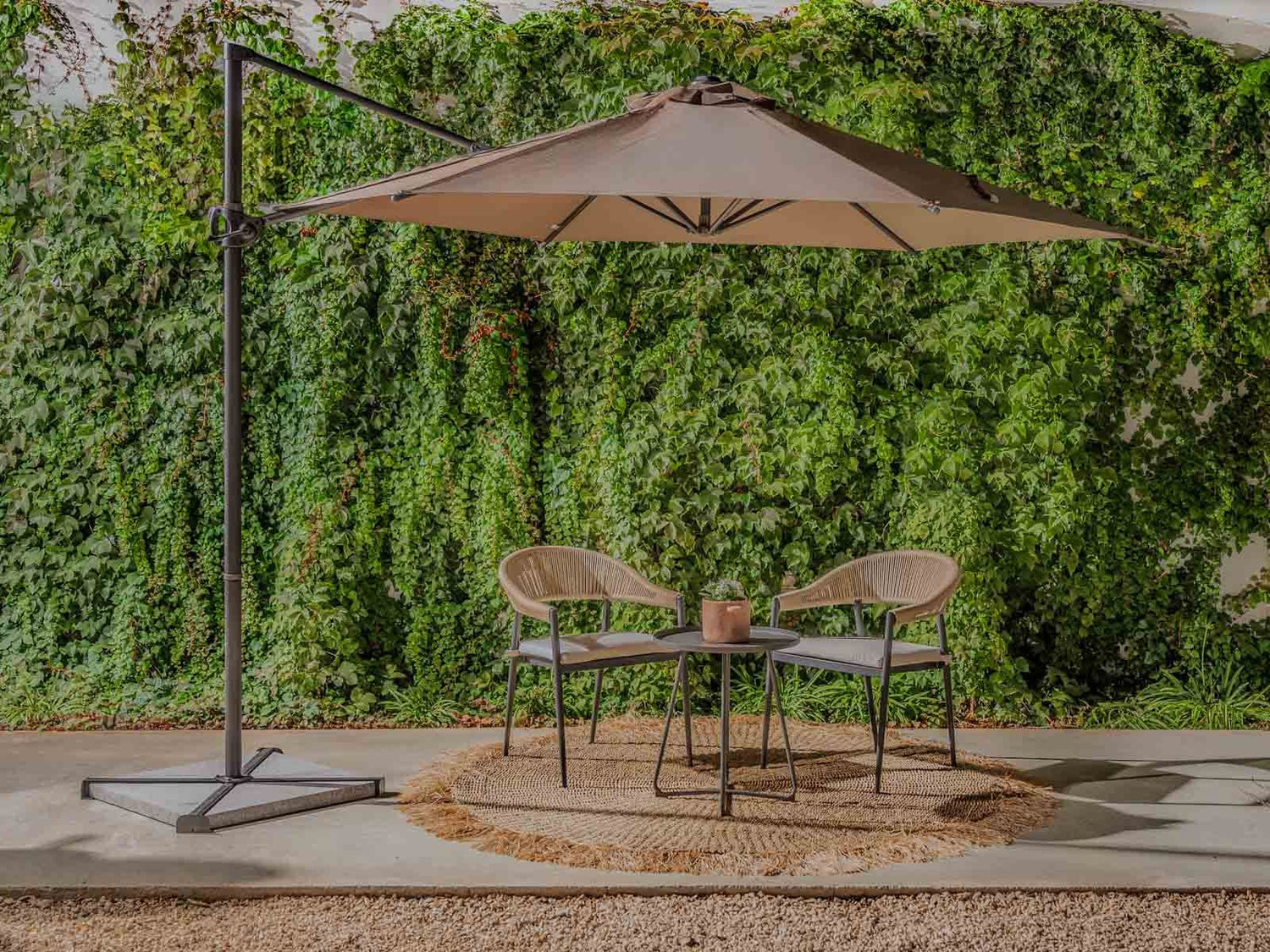 ריהוט גן עץ או אלומיניום