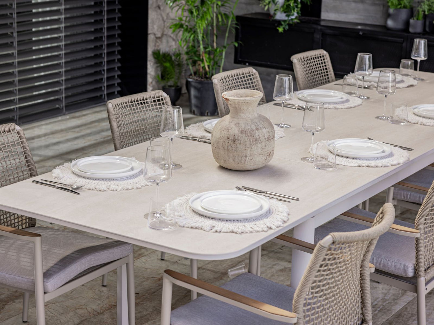 פסח במרפסת או בגינה: איך מארחים משפחה גדולה בלי להרגיש צפוף