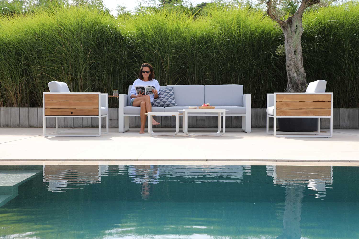 אישה יושבת בפינת ישיבה